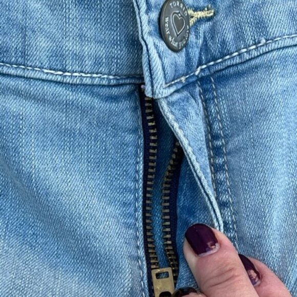 Torrid NWT Boyfriend Bermuda Denim Shorts Light Wash with Destruction Plus Sz 22 - Picture 6 of 16